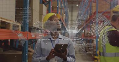 Kurşun tıkırdatma tableti ve rafları koridorda tara, noktalı haritayı başlat ve envanteri kodla. Depo, takım çalışması, lojistik, analitik, dijital, güvenlik, denetim