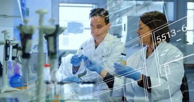 Kadın, araştırma için örnek toplayan tüp rehberli adam sunuyor. İHD örtüsü sağa doğru hareket ediyor. Bilim adamları, çalışma masası, eldivenler, eğitim, şirket, fotorealistik, biyoteknoloji