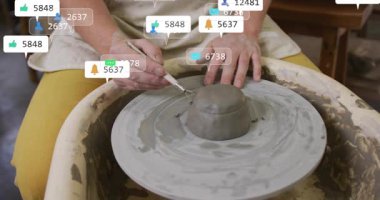 Potter, sosyal medya simgeleri olarak çarkı başlatıp killeri buduyor ve katılım artışını gösteriyor. Seramik, işçilik, sanatsal, el yapımı, rustik, canlı, yaratıcılık