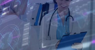 Hasta soruyor, klinisyen mavi panoyu inceliyor, sağlık bakımını HUD grafikleriyle açıklıyor. Klinik, hekim, holografik, gösterge paneli, sağlık teknolojisi, analiz, etkileşim