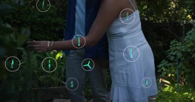 Bahçe yolu boyunca el ele tutuşan çift, rüzgar finansmanının geri dönüşümünü gösteren ekolojik ikonlar gösteriyor. Romantizm, ahenk, sürdürülebilirlik, eğlence, doğa, bağlantı, sükunet