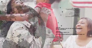 Asker, verandada çocuğunu taşırken yarım ton teknolojisi kısmen belirsiz yüzleri örtüyor. Kamuflaj, sarılma, veranda, açık hava, balonlar, bayrak, birleşme