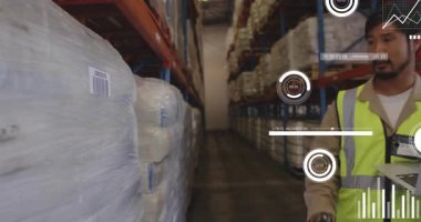 Depo çalışanı tarayıcıyı kullanarak HUD analizlerini yoğunlaştırıyor ve tableti stok kontrolü için kontrol ediyor. Barkod, palet, raf, raf, yükseklik, envanter, lojistik