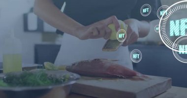 Yetişkin bir kadının balık pişirmek için limon kullanması NFT ikonlarının büyümesine, azalmasına ve ortaya çıkmasına neden oluyor. Mutfak, sağlık, tazelik, dijital, modern, yenilik, mutfak