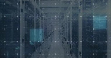 Tarama komutu, sunucu koridoru görüntüleme HUD, deniz mavisi blokları sürükleniyor, kaplama azalıyor, yakınlaştırılıyor. Veritabanı, raf, dolap, artırılmış, ızgara, simetri, koridor