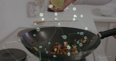 Yemek teknisyenliği yapan bir kadın limon sıkmaya çalışan sebzeler sıkarken dijital ikonlar tavanın üzerinde kayıyor. Aşçılık, teknoloji, aşçılık, dijital, yenilik, modern, sağlık
