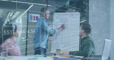 Sunucu grafik üzerine grafik yazarak başlıyor, AR 'ın renklendirme iş ölçümlerini üst üste koymasına neden oluyor. Beyaz tahta, takım çalışması, toplantı, planlama, modern, konferans, veri