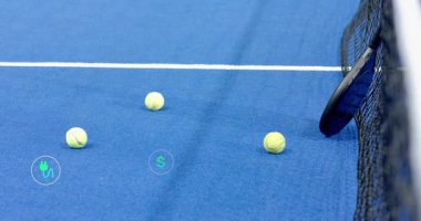 Başlangıçta çevresel verileri göstermek için tenis toplarının ve raketin etrafında yeşil simgeler beliriyor. Sürdürülebilirlik, yenilenebilir enerji, çevre dostu farkındalık, dijital örtüşme