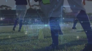 Dişi futbolcular antrenmanlara mavi HUD göstergeli sarı koniye doğru ilerleyerek başlıyorlar. Sporcular, çeviklik, açık hava, pinnie, krampon, matkap, kaplama