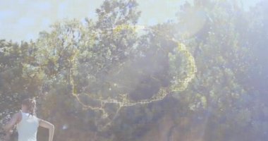 Kadın koşucu güneşli yolda koşuyor, hareket halinde. Bu da parlayan beyninin fitness takibi yapmasına neden oluyor. Atlet, patika, dağlar, açık hava, arka ışıklandırma, mercek patlaması, sinirsel