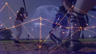 Dijital küre görünür ve döner halde oyun analizlerini görselleştirirken yakalayıcı alçaktan çömeldi. Beyzbol, saha, açık hava, güneşli, atıcı, hakem, oyuncular