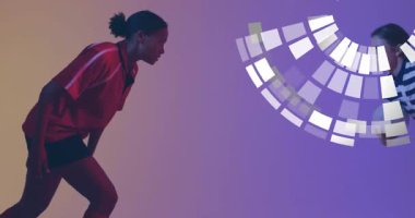 İki bayan sporcu gradyan arkaplana bakıyor, küre oluşturuyorlar, voleybol vuruşunu gerçekleştiriyorlar. Atletizm, rekabet, güç, takım çalışması, hareket, dinamizm, modern