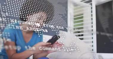 Kanepede oturan bir kadın, noktalı harita kaplaması ve kod değiştirme, teknoloji tanıtımı için telefon dinlemesi. Cep telefonu, dokun, okşa, bağlılık, minimalist, modern, ev