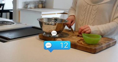 Yorum simgesi, aşçının kırmızı sebze doğraması, yorum sayımı, nişan ölçümlerini artırıyor. Yemek pişirme, aşçılık, yemek hazırlama, mutfak, yerli, sağlıklı beslenme, minimalist