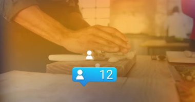 Pişirme işinde sebze doğrayan aşçı rozetimizde yemek pişirme sözleşmesindeki artışı gösteren 95. sayıyı gösteriyor. Mutfak, hazırlık, modernleşme, profesyonel, ekose, mutfak gereçleri, verimlilik