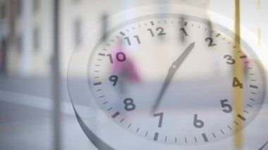 Soldan giren yayalar, saatin elleri saat yönünde dönüyor, zamanın geçtiğini gösteren soluk bir saat. Çevir, üstüste koy, yarı saydam, saat, şehir manzarası, sokak, kaldırım