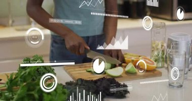 Kadın, şefin bıçağını güvertede salatalıkla hizalıyor, dijital beslenme tablolarını incelerken dilimliyor. Aşçılık, beslenme, fintech, modern, sağlıklı, aşçılık, yenilik