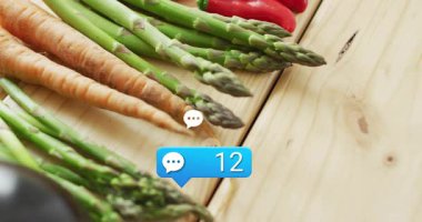 Sohbet baloncuğunun etrafına konfeti düşmesi kuşkonmaz ve patlıcan toplama ikonu olarak artan sayıyı gösteriyor. Sebzeler, kutlama, canlı, sağlıklı, mutfak, animasyon, taze