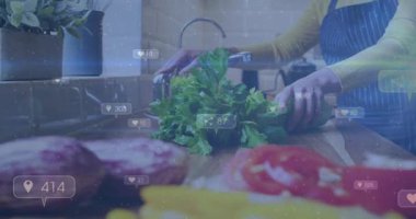 Mutfaktaki kadın musluğu açıp yeşillikleri duruluyor ve sosyal medya simgeleri birleşiyor. Gıda hazırlama, aşçılık, kırsal, taze, yerli, sağlıklı, dijital