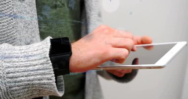 Tableti tıklatan ve araklayan adam, teknolojik gösterge paneli analizi için mavi veri örtülerini etkinleştiriyor. Dokunma, hareket, el bilgisayarı, aygıt, arayüz, holografik, grafikler