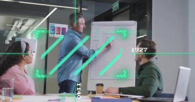 Sunucu iş dünyasında bar tablosu yazıyor, pazarlama ölçümlerini işaretleyen yeşil AR tablosunu başlatıyor. İşbirliği, takım çalışması, strateji, analitik, beyin fırtınası, konferans, ofis