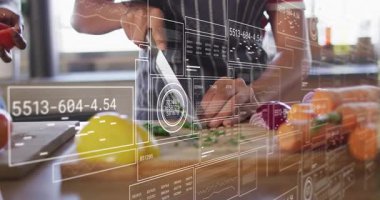 Ergenlik havuç eklerken pencere kenarında yemek pişirmek için bıçak kaldıran ve ot doğrayan bir kadın. Mutfak, aile, aile, yaşam tarzı, kırsal, canlı, beslenme