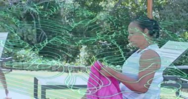 Büyükannenin torununu havluya uzandıktan sonra pembe havluya sarması, sağlık simgeleri ortaya çıkıyor. Aile, bağ, yaz, eğlence, uyum, şefkat, açık hava