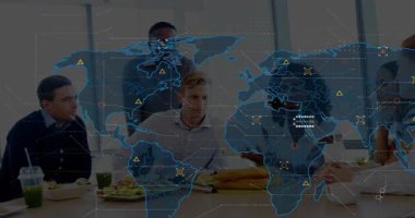 Ekip iş stratejisini tartışırken holografik dünya haritası masanın üzerinde kayboluyor, düğümler ekleniyor. İş, toplantı, işbirliği, veri, analiz, gün ışığı, modern