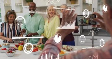 AR HUD paylaşım grafiklerini izlerken telefon yakalayan, yemek pişiren ve karıştıran bir adam. Mutfak, ada, aşçılık, işbirliği, kayıt, ekleme, çizelgeler