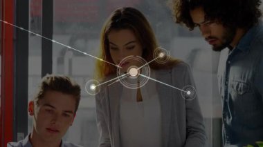 Teknik ekip, dizüstü bilgisayarlı tablet cihazlar kullanarak ağ düğümleri ve hat oluşturarak öngörü için ekip oluşturuyorlar. Meslektaşlar, işbirliği, ofis, modern, güneşli, görselleştirme, birbirine bağlı