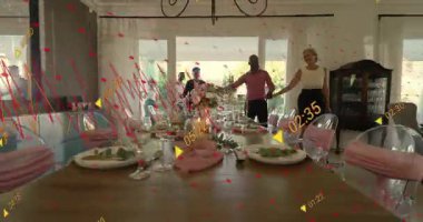 Grup yemek odasına giriyor ve kurdeleleri etkinlik planlaması için ayarlarken masayı teftiş ediyor. Kutlama, zarafet, sofistike, dekor, konukseverlik, çevre, sıcaklık