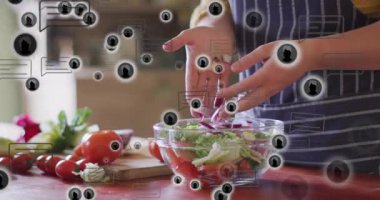 Mutfak aşçısı, sağlıklı salata için salata ve domatesleri karıştırarak temiz kaseye soğan döküyor. Taze malzemeler, aşçılık, yemek hazırlama, sağlıklı yaşam tarzı, evcil, minimalist, enerjik