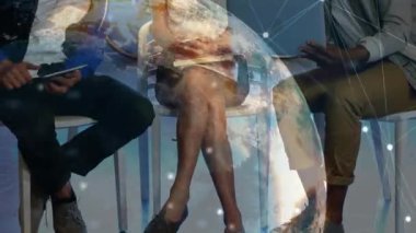 Tablet kullanan, grup eğilimli, eğitim için dizüstü bilgisayarı inceleyen, dünyayı yerinden oynatan bir adam. İşbirliği, üçlü, sınıf, hologram, ağ, defter, modern