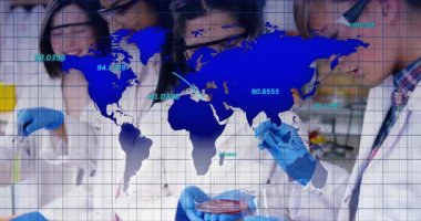 Laboratuar ekibi petri kabını harita olarak inceliyor. Ellerin üzerinde animasyon oluşturup küresel yayılım haritası çıkarıyorlar. İşbirliği, bilim, görselleştirme, veri, dünya çapında, eğitim, bank