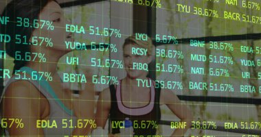 Stüdyoda, elinde su şişeleriyle ayna karşısında sohbet eden iki ortak. Fitness, takım çalışması, motivasyon, modern, teknoloji, sağlık, gelişigüzel