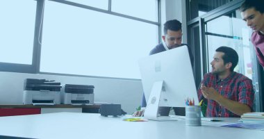 Yazıcılar, notlar ve kopyalama alanlarıyla PC 'nin tasarımlarını gözden geçiren üç iş arkadaşı. İşbirliği, takım çalışması, ofis, profesyonel, çalışma alanı, beyin fırtınası, modern