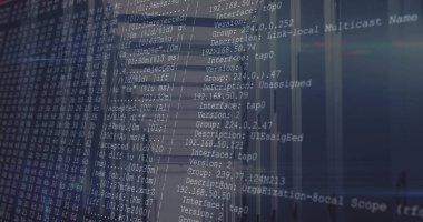 Sunucu odasında ağ komutları ve yansımaları ile terminal günlüğünü gösteren monitör gösteriliyor. Teknoloji, siber güvenlik, veri, dijital, sunucu, altyapı, soyut