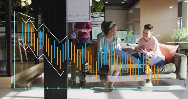 İşbirliği ekibi açık ofis salonundaki gri kanepeye oturmuş elinde dizüstü bilgisayar tableti ve klasörü tutuyordu. İşbirliği, takım çalışması, çalışma alanı, modern, profesyonel, yenilik, iç mekan