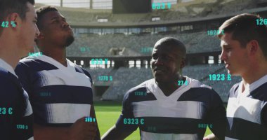 Dört rugby oyuncusu çimen sahasında çizgili formalar giyip dijital kaplamalar yapıyorlar. Atletizm, takım çalışması, dijital arayüz, spor performansı, stadyum, yoldaşlık, rekabet