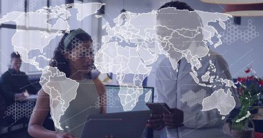 Dizüstü bilgisayarı inceleyen ve modern ofisteki tablete kırmızı çiçek bitkisiyle işaret eden çeşitli meslektaşlar. İşbirliği, takım çalışması, yenilik, teknoloji, çağdaş, profesyonel, üretkenlik