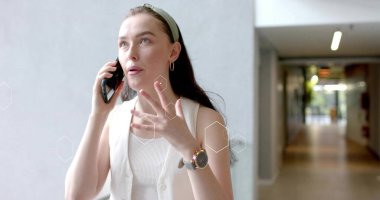 Ofis koridorunda altıgen kaplamalı akıllı telefon kullanan akıllı kadın, kopyalama alanı. Profesyonel, iletişim, teknoloji, yenilik, modernlik, ticaret, bağlantı