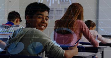 Gri kapüşonlu gülümseyen genç çocuk dijital çizelgeyle sınıfın etrafında dönüyor. Ergenlik, eğitim, teknoloji, işbirliği, yenilik, gençlik, öğrenim