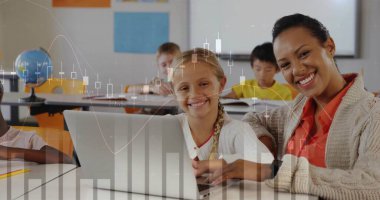 Gülümseyen öğretmen ve öğrenci, parlak sınıfta gümüş dizüstü bilgisayarda, dünya ve not defterleriyle yazı yazıyorlar. Eğitim, sınıf, öğrenim, akıl hocalığı, işbirliği, akademik, okul