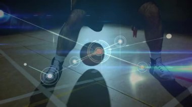 Basketbol topu sürmeye başlayan adam gardı top arayışıyla inceliyor, genişliyor, ayakları çaprazlıyor. Mahkeme, spot ışıkları, siluet, ağ, artırılmış gerçeklik, tanıtım