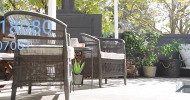 Güvertedeki rattan sandalyeler dijital matris teknisyeni demosunu oluşturan yüzen mavi parmakları alıyor. Açık havada yaşam, rahatlama, modern tasarım, dijital arayüz, teknoloji, çağdaş, boş zaman