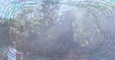 Ağ örtüsü, koşucunun tırmanma bariyerini aştığını ve zindelik takibi için kareden çıktığını gösteriyor. Açık hava, fitness, macera, dinamik, doğa, refah, hareket