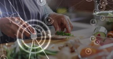 Üst düzey bir kadının elleri HUD çemberleri ortaya çıktıktan sonra yeşil fasulye doğruyor ve yemek hazırlıklarına rehberlik ediyor. Mutfak, teknoloji, modern, beslenme, mutfak gereçleri, gurme, hassasiyet