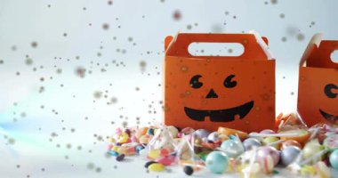 Balkabağı kutusunun etrafındaki altın parıltılar ikinci kutunun şeker kutusuna girmesi gibi süzülüyor. Şenlik, kutlama, bayram, mevsim, kaprisli, neşeli, neşeli