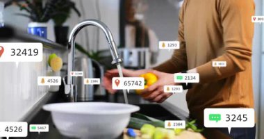 Ev aşçısı lavabodan sarı biber topluyor sosyal medya sayaçları yüzen muslukları temizliyor. Mutfak, mutfak, modern yaşam tarzı, teknoloji, tazelik, sağlık