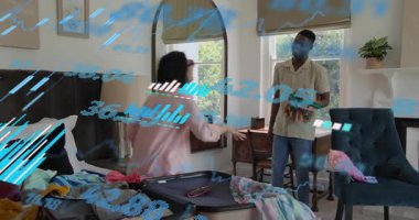 AR güneş gözlüklerinin sıralanması ve ayarlanması bavulları hazırlarken yüzen seyahat verilerini ortaya çıkarıyor. Gelecekçi, teknoloji, işbirliği, yaşam tarzı, canlı, kentsel, yenilik